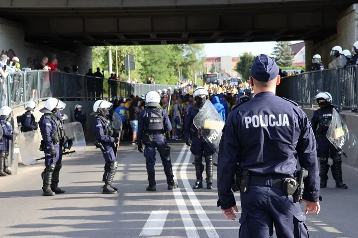 Race na stadionie w Opolu, narkotyki u kibiców Arki. Policja ustala sprawców