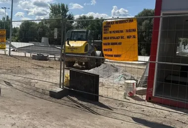 Tor w Namysłowie jeszcze niegotowy, a dzieci już wchodzą na budowę